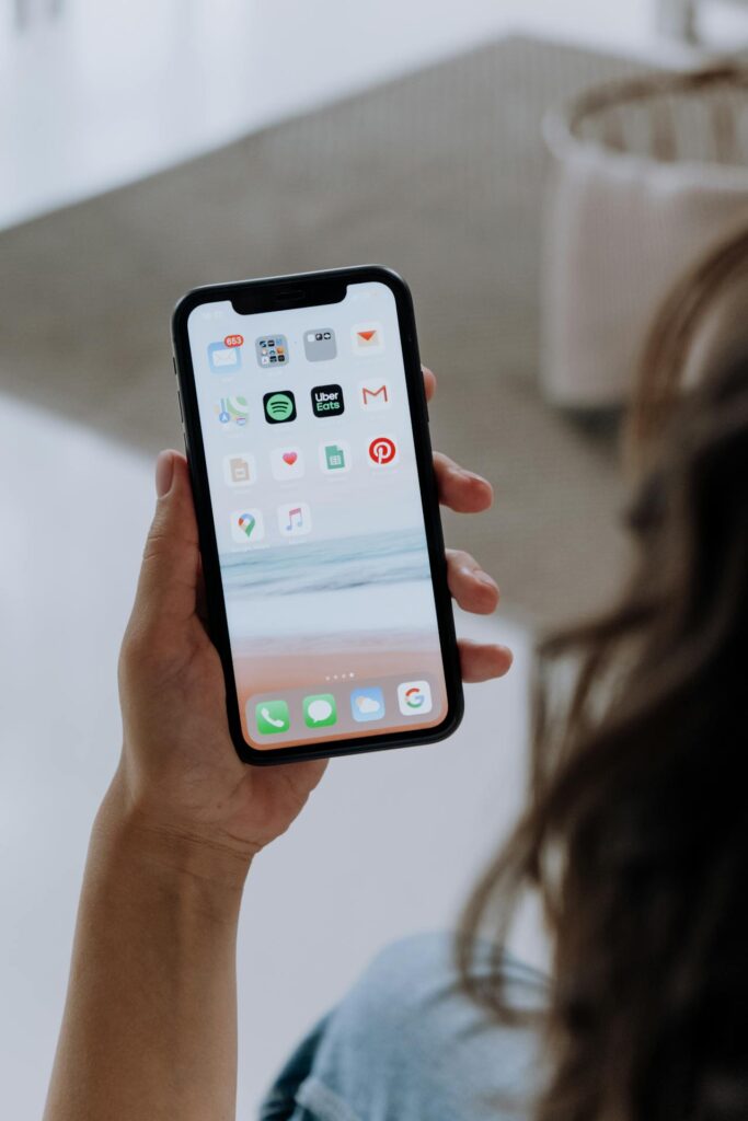 iOS 26 - Felhasználó a kezében tart egy iPhone-t