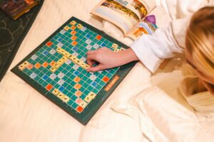 Társasjátékok pároknak - Lány scrabble-zik